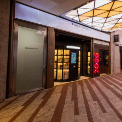 লকার ভেন্ডিং মেশিন এবং প্রি-অর্ডার বিকল্পের সাথে সুবিধাজনকভাবে একক-স্টেম ফুল বিক্রি করুন