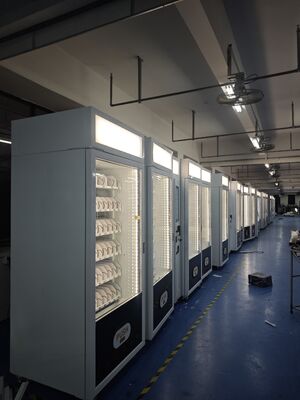 স্ন্যাক ফুড ভেন্ডিং মেশিনটি খুচরা দোকানে 215 ইঞ্চি টাচ স্ক্রিন এবং চোখের আড়ালে আলো বাক্স সহ পরিষেবা সরবরাহের জন্য ডিজাইন করা হয়েছে