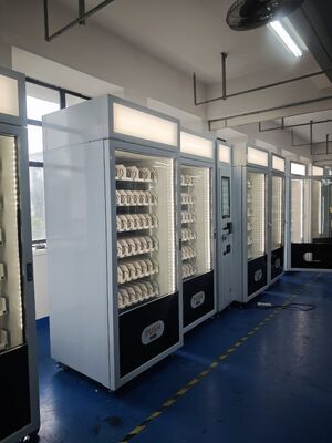 স্ন্যাক ফুড ভেন্ডিং মেশিন উন্নত দৃশ্যমানতা এবং ভেন্ডিং পারফরম্যান্সের জন্য বড় টাচ স্ক্রিন এবং শীর্ষে মাউন্ট করা লাইট বক্স দিয়ে সজ্জিত